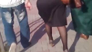 कावळ्याचे केस असलेले सुंदर लेस्बियन बेडरूममध्ये हॉट सेक्स करतात