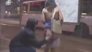 फगली डार्कहेड मुलगी POV मध्ये मांसल कोंबडा चोखत आहे