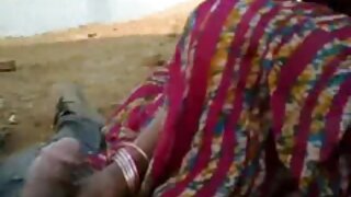 स्लिम आणि मादक लिआना स्वीटला तिची मांजर कोमलतेने चाटायची आहे