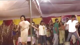 फिकट गुलाबी त्वचेची स्लट अॅशडेन ब्रीझ तिची पफी मांजर फिरायला घेऊन जाते