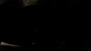 लेटेक्स पोशाखातील स्लेटी बस्टी बेब आणि तिचे डोके पूर्णपणे मास्कने झाकलेले उंच टाचांचे बूट, डीडीएफ नेटवर्क सेक्स सेशनमध्ये तिच्या उद्ध्वस्त झालेल्या मांजरीचा वापर करण्यापूर्वी ती डिल्डोला डोके देते.