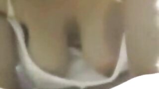 फिकट गुलाबी त्वचा आणि लांब श्यामला केसाळ असलेली सडपातळ जपानी हौशी कॅमच्या समोर बसून तिची दाढीची योनी बोटांनी घासत गरम गरम सोलो सेक्स videob y Jav HD मध्ये.