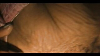 स्लटी जॅप महिला हितोमी नाकागावा तिचे पाय उघडते आणि पुरुष तिच्या योनीमध्ये लहान व्हायब्रेटर आणि तिच्या तोंडात एक मोठा व्हायब्रेटर चिकटवतो.